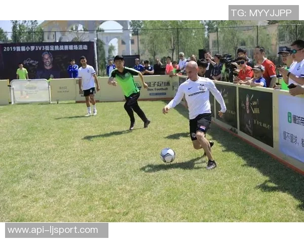 背靠背足球的魅力与挑战探索团队协作与个人技巧的完美结合